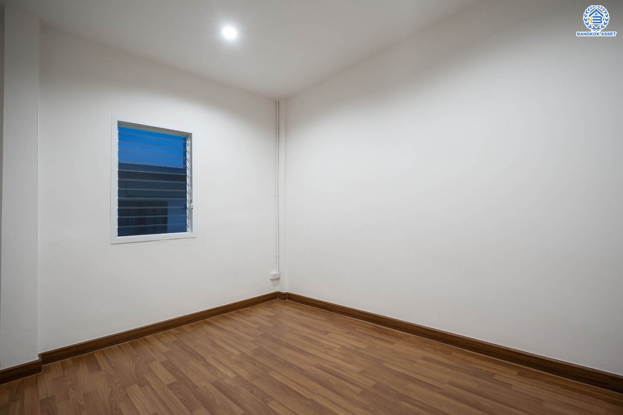 บ้านมือสองตกแต่งใหม่ โครงการ สวนกุหลาบ ติวานนท์-แจ้งวัฒนะ ติดถนนติวานนท์ ใกล้โรงเรียนสวนกุหลาบวิทยาลัย เนื้อที่ 27 ตร.ว. ฟังก์ชัน 3 ห้องนอน 2 ห้องน้ำ จอดรถได้ 1 คัน บนทำเลใกล้จุดขึ้นทางด่วน "ศรีรัช" และรถไฟฟ้าสายสีชมพู "สถานีปากเกร็ด"